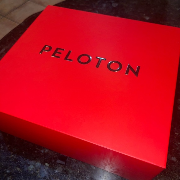 Peloton COMPANY HAT & BOTTLE GIFT SET! - Picture 5 of 6